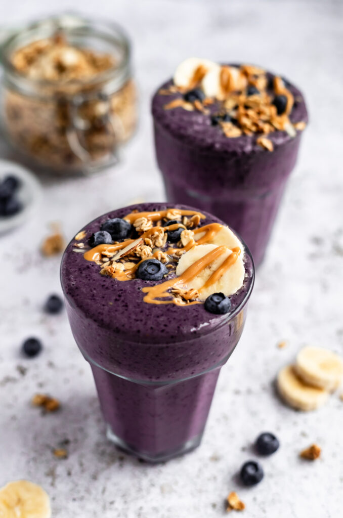 This creamy 4-ingredient peanut butter blueberry banana smoothie makes the perfect healthy breakfast or snack. Top this easy blueberry banana smoothie with your favourite granola, extra banana slices and blueberries, and a drizzle of peanut butter!